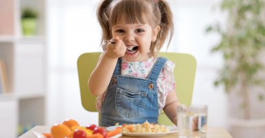 اكلات تساعد الطفل على النطق وعلاقة التغذية بتعلم الكلام
