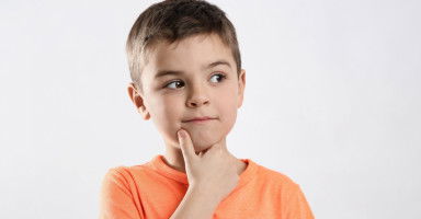 متى يدرك الطفل ما حوله ويتذكر ما يجري أمامه؟
