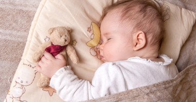 عدد ساعات نوم الطفل في الشهر الخامس وألعاب الرضيع 5 شهور