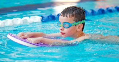 خطوات تعليم السباحة للأطفال وفوائد السباحة للطفل