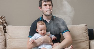 تأثير الشيشة والتدخين على الطفل الرضيع