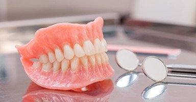 تفسير طقم الأسنان في المنام وحلم سقوط طقم الأسنان