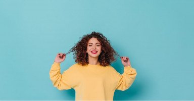 أنواع الشعر الكيرلي وطرق العناية بالشعر المجعد