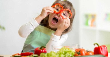 كيفية إقناع الطفل بالطعام وتشجيعه على الأكل الصحي