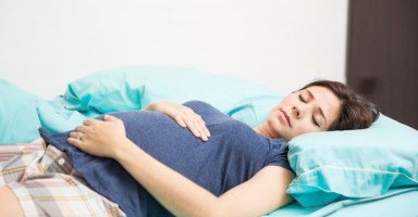 النوم على الظهر للحامل ووضعيات نوم الحامل حسب الشهر