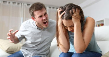 كيف أتعامل مع شخص يهددني بالكلام؟