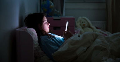ما هي أضرار السهر على الأطفال وهل يثر على النمو؟
