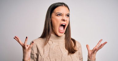 هل يحب الرجل المرأة العصبية وتجذبه الأنثى العنيدة؟