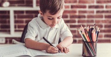 طريقة تعليم الطفل مسك القلم وتمارين الإمساك بالقلم