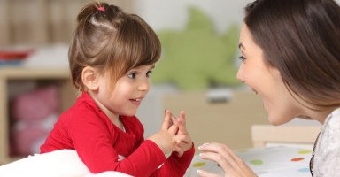 مراحل النمو اللغوي عند الطفل وعلامات تطور اللغة