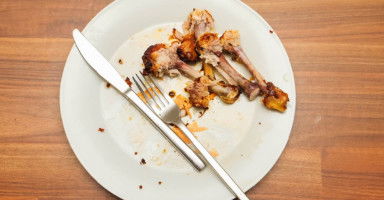 تفسير رؤية عظم الدجاج في المنام وأكل عظام الفراخ