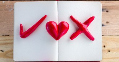 10 علامات للحب الكاذب والعلاقات غير الصحية