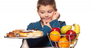 كيف تشجّع طفلك على الأكل الصحي؟