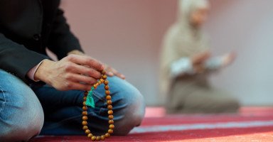 حكم الجماع في رمضان والعلاقة الزوجية في شهر الصوم