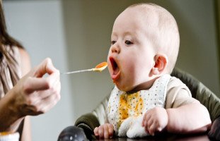 أكل الطفل في الشهر السادس وحركات الطفل عمر 6 شهور