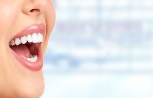 طرق تبييض الأسنان طبياً وبالخلطات الطبيعية