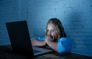 التحرش بالأطفال عبر مواقع التواصل الاجتماعي