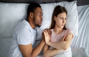كيف أتعامل مع قوة زوجي الجنسية وكثرة طلبه للعلاقة؟