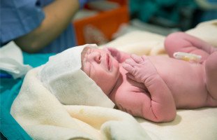 فوائد ومخاطر الولادة القيصرية ونصائح بعد القيصرية