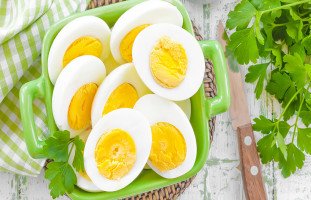 الفوائد الغذائية لتناول البيض ومضار الإكثار منه