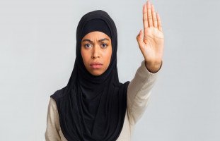 العنصرية ضد المحجبات والدول التي تمنع الحجاب