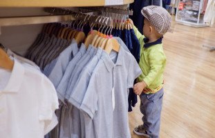 كيفية اختيار الملابس المناسبة للأطفال