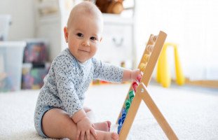 علامات الذكاء عند الرضع وتنمية ذكاء الطفل الرضيع