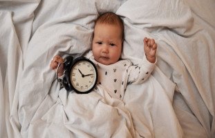 لماذا يستيقظ الطفل ليلاً؟ وما هو الحل؟