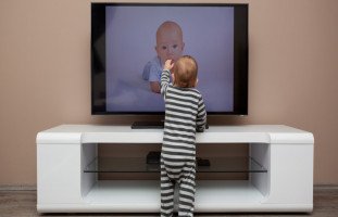 تأثير التلفزيون على الأطفال حديثي الولادة