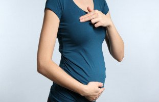 إفرازات الثدي عند الحامل ونزول دم من الثدي أثناء الحمل