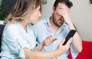 أضرار التجسس على الزوج وخطورة تفتيش هاتف الشريك