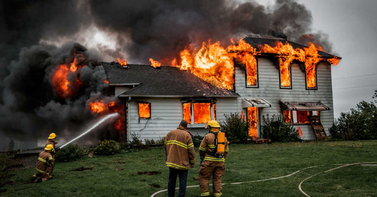 Толкување на пожар во куќата во сон и сонот за горење на куќата