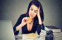 أطعمة تزيد الاكتئاب وعلاقة الطعام بالحالة النفسية