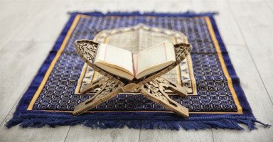 حلمت بشيخ يقرأ القرآن