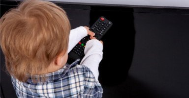 هل هناك ضرر من جلوس الطفل أمام التلفاز لساعات؟