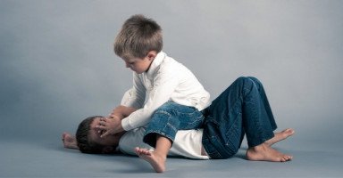 ابني يضرب أخاه الصغير، محتارة كيف أتصرف معه!