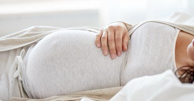 زوجتي حامل وتقضي الوقت في النوم ما الحل؟