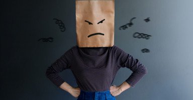 أعاني من عصبيتي على زوجي لأنه لا ينفذ طلباتي