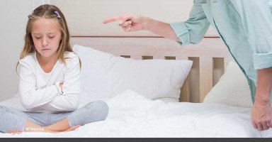 كيف أخفف من عصبيتي تجاه ابنتي؟