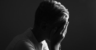 ابني يعاني من ضغوطات نفسية بسبب ما يتعرض له من عنف أبوي
