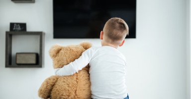 بسبب كثرة مشاهدة التلفاز هل ابني يعاني من التوحد