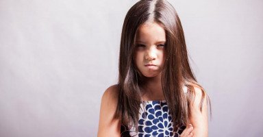 كيف أتعامل مع ابنتي العنيفة والأنانية؟