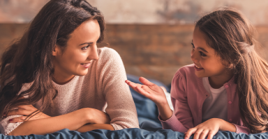 كيف تتصرف صديقتي مع ابنتها التي تعشق أن تتكلم مع الشباب؟