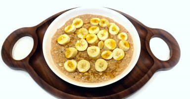 طريقة عمل فطور الشوفان بالحليب وزبدة الفول السوداني للأطفال