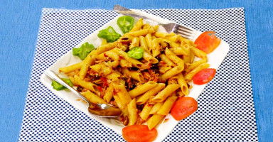 مكورنة بالتونة والصوص الأحمر