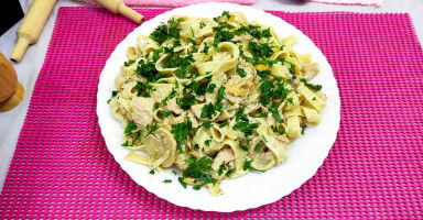 طريفة عمل باستا فيتوتشيني ألفيريدو بالدجاج والكريمة