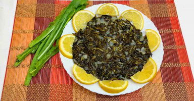 تقديم الهندباء بالبصل وزيت الزيتون