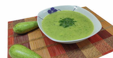 تقديم شوربة الكوسا الإيطالية