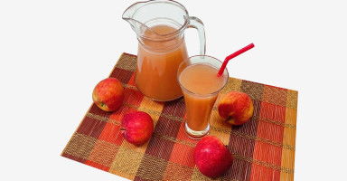 تقديم عصير التفاح الأحمر