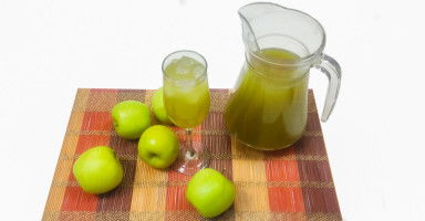 تقديم عصير التفاح الأخضر